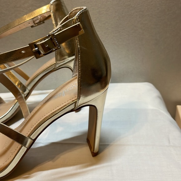 CHARLES BY CHARLES DAVID Strappy Gold Heels Flower Embellished - Size 8.5 - Picture 5 of 10